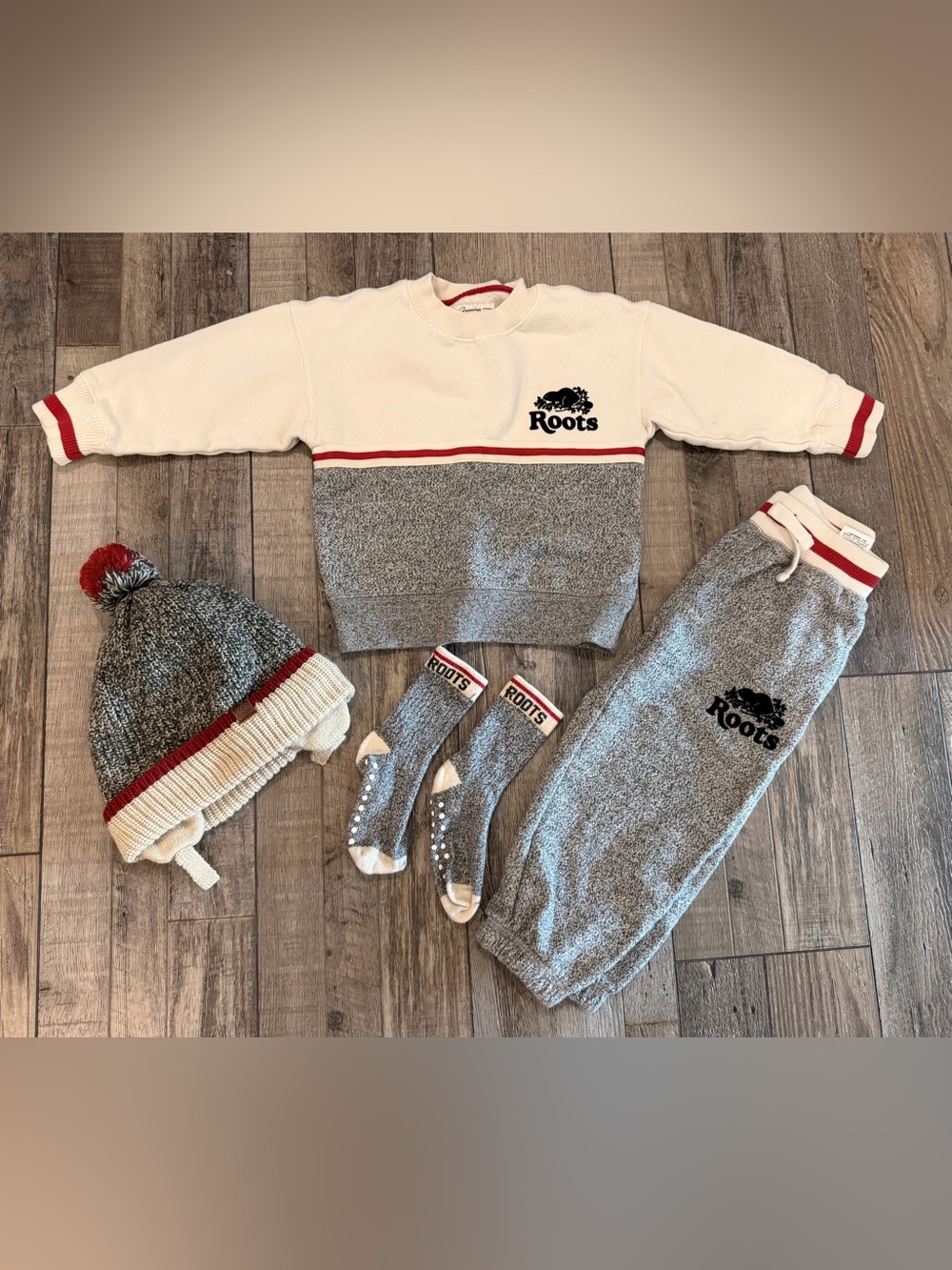 ❤️ Roots Cream Crewneck Sweatshirt Jogger Set. Size 3T